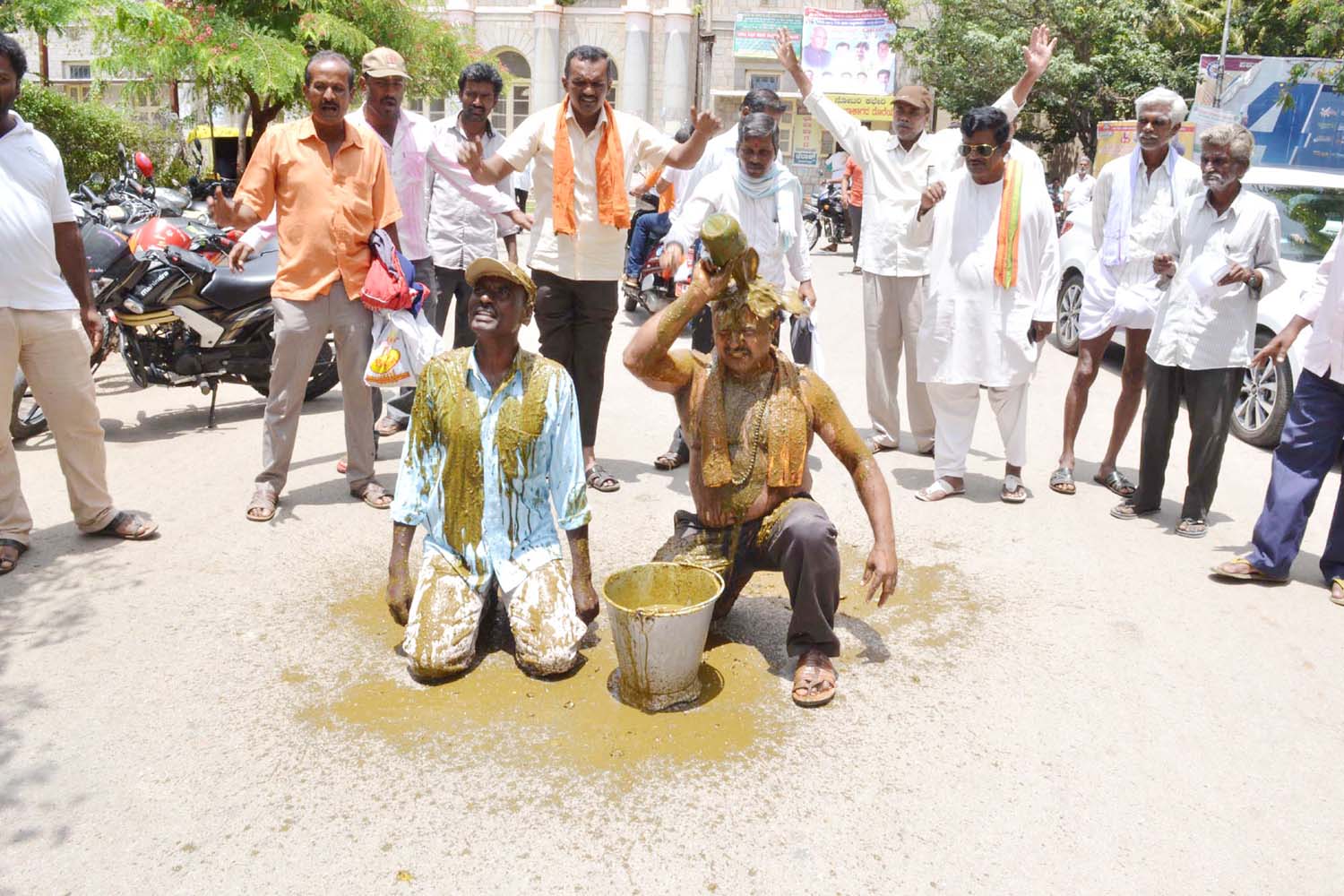 ಸಗಣಿ ಸುರಿದುಕೊಂಡು ಪ್ರತಿಭಟನೆ